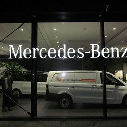 Mercedes-Benz-facade-skilt