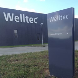 Pylon-Vægskilt-Welltec-Wayfinding