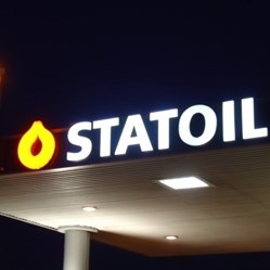 Skilt-benzin-Statoil-Lys