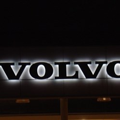 Volvo-Skilt-Lys-LED-Facade