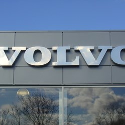 Volvo-Skilt-Slukket-Facade