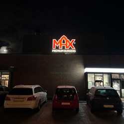 Skilt-Max-Burger-Facade-Fastfood