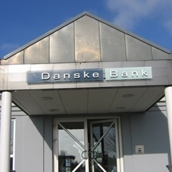 Danske-bank-facade-skilt-Glas-Udhæng