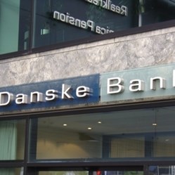 Danske-bank-facade-skilt-Glas