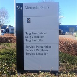 Mercedes-Benz-Pylon-wayfinding