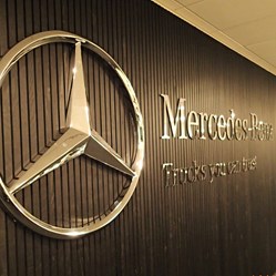 Mercedes-Benz-vægskilt-logo