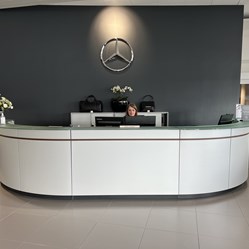 Mercedes-reception-vægskilt