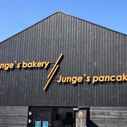 Skilt-Facade-Lys-Junges-Bakery-Pancake