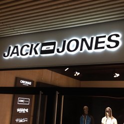 Skilt-Indoor-Jack-Jones-Lys