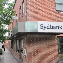 Sydbank-Facadeskilt-udhæng