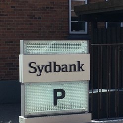 Sydbank-Pylon-Glas-Parkering